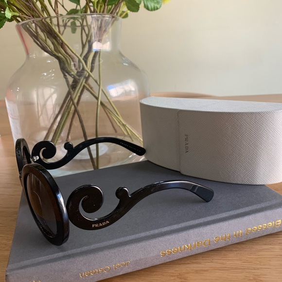 Prada rounded sunglasses comes with box - Picture 4 of 4